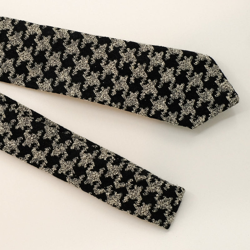 Black and white patterned tie 