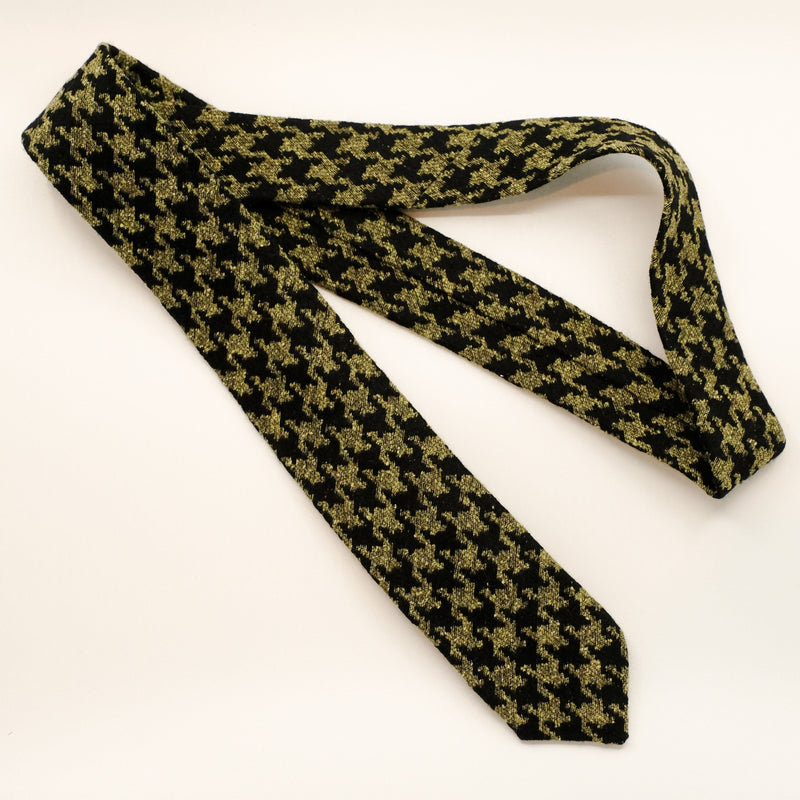 wool tie 
